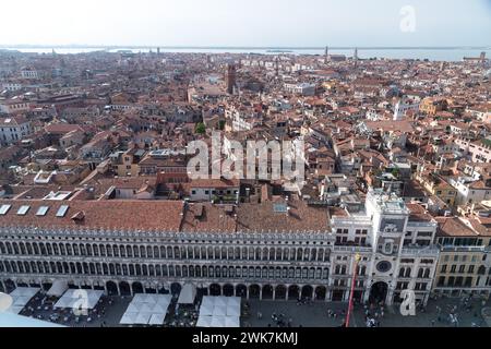 Procuratie vecchie del XVI secolo e del primo Rinascimento Torre dell'Orologio di Mauro Codussi del XVI secolo Foto Stock