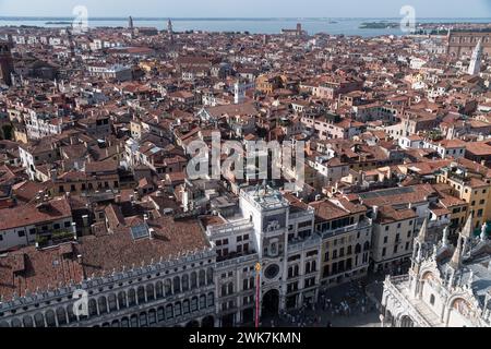 Procuratie vecchie del XVI secolo e del primo Rinascimento Torre dell'Orologio di Mauro Codussi del XVI secolo Foto Stock