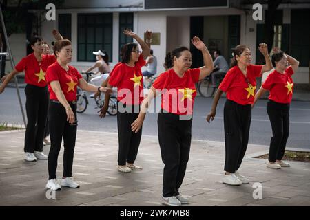 Donne che fanno esercizi mattutini intorno al lago Hoan Kiem ad Hanoi, Vietnam, durante la giornata nazionale del Vietnam Foto Stock