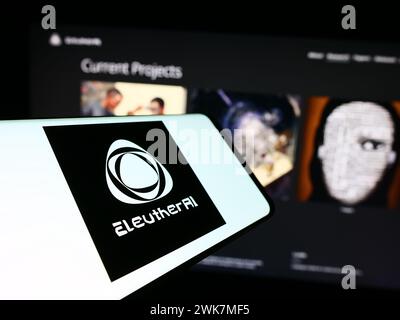 Telefono cellulare con logo del gruppo di ricerca sull'intelligenza artificiale EleutherAI davanti al sito web. Messa a fuoco al centro del display del telefono. Foto Stock