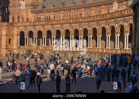 Siviglia, Andalusia, Spagna - 24 ottobre 2023: Gruppo di turisti al padiglione Plaza de Espana, piazza affollata nel Parco Maria Luisa, punto di riferimento della città. Foto Stock