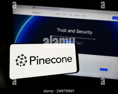 Persona che detiene un cellulare con il logo della società americana di intelligenza artificiale Pinecone Systems Inc. Di fronte alla pagina Web. Mettere a fuoco il display del telefono. Foto Stock