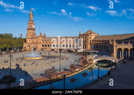 Siviglia, Andalusia, Spagna - 24 ottobre 2023: Plaza de Espana, piazza della città nel Parco Maria Luisa, costruita per l'esposizione ibero-americana del 1929. Foto Stock