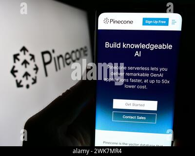 Persona che detiene un cellulare con pagina web della società statunitense di intelligenza artificiale Pinecone Systems Inc. Con logo. Messa a fuoco al centro del display del telefono. Foto Stock