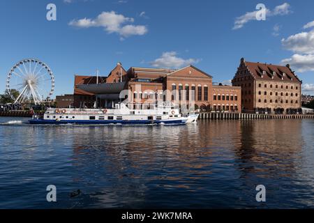 Danzica, Polonia - 4 ottobre 2022: Filarmonica polacca del Baltico F. Chopin, battello passeggeri per Westerplatte e ruota panoramica sul fiume Motlawa. Foto Stock