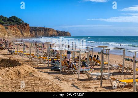 Lagos, Algarve, Portogallo - 18 ottobre 2023: Le persone si rilassano alla spiaggia Praia de Porto de Mos sull'Oceano Atlantico. Foto Stock