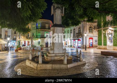 Lagos, Algarve, Portogallo - 19 ottobre 2023: Monumento ai soldati caduti nella piazza della città di Praca Luis de Camoes di notte Foto Stock