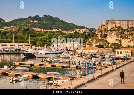 Barche al porticciolo, la mattina presto a Tropea, Calabria, Italia Foto Stock