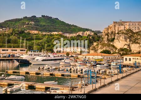 Barche al porticciolo, la mattina presto a Tropea, Calabria, Italia Foto Stock