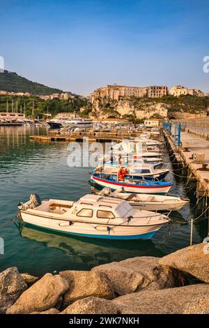 Barche al porticciolo, la mattina presto a Tropea, Calabria, Italia Foto Stock