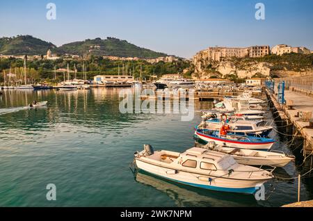 Barche al porticciolo, la mattina presto a Tropea, Calabria, Italia Foto Stock