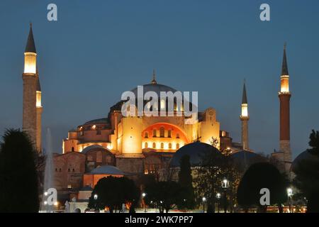 Hagia Sophia a Istanbul di notte. Il monumento di architettura bizantina famoso in tutto il mondo. Vista dai tetti della città Foto Stock