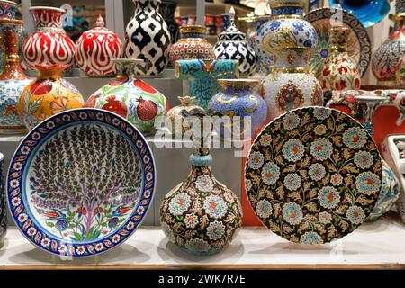 Istanbul, Turchia - 8 dicembre 2023: Souvenir, oggetti e ceramiche turche fatti a mano con i tradizionali disegni di iznik, eredità dell'Impero Ottomano di Istanbul Foto Stock