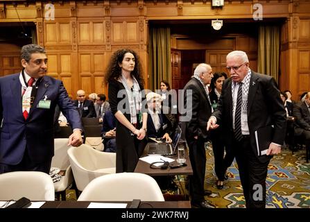 L'AIA - Riyad al-Maliki (r), Ministro degli affari esteri dell'Autorità palestinese, nel corso di un'audizione presso la Corte internazionale di giustizia (ICJ) sulle conseguenze giuridiche dell'occupazione israeliana dei territori palestinesi. Diversi paesi hanno voce in capitolo durante le audizioni. ANP ROBIN VAN LONHUIJSEN netherlands Out - belgio Out Foto Stock