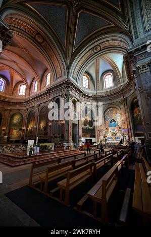 Abside emisferica con altare a sinistra e transetto sud con santuario della Madonna Nera, basilica di Notre-Dame de la Daurade, Tolosa, Francia Foto Stock