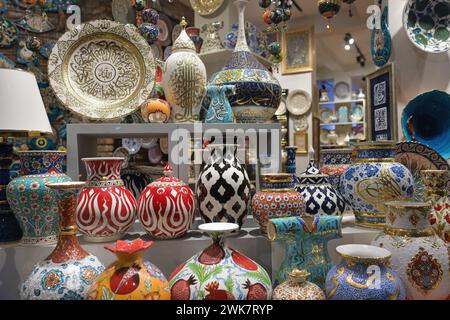 Istanbul, Turchia - 8 dicembre 2023: Souvenir, oggetti e ceramiche turche fatti a mano con i tradizionali disegni di iznik, eredità dell'Impero Ottomano di Istanbul Foto Stock