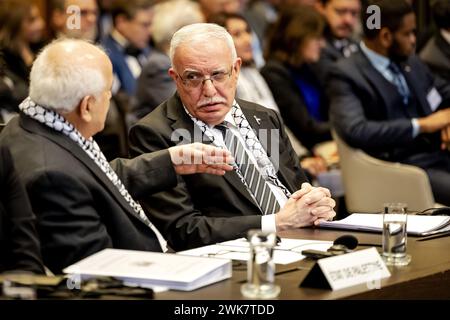 L'AIA - Riyad al-Maliki (r), Ministro degli affari esteri dell'Autorità palestinese, nel corso di un'audizione presso la Corte internazionale di giustizia (ICJ) sulle conseguenze giuridiche dell'occupazione israeliana dei territori palestinesi. Diversi paesi hanno voce in capitolo durante le audizioni. ANP ROBIN VAN LONHUIJSEN netherlands Out - belgio Out Foto Stock