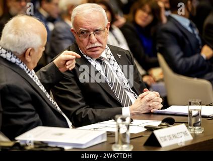 L'AIA - Riyad al-Maliki (r), Ministro degli affari esteri dell'Autorità palestinese, nel corso di un'audizione presso la Corte internazionale di giustizia (ICJ) sulle conseguenze giuridiche dell'occupazione israeliana dei territori palestinesi. Diversi paesi hanno voce in capitolo durante le audizioni. ANP ROBIN VAN LONHUIJSEN netherlands Out - belgio Out Foto Stock