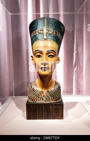 Busto della riproduzione della Regina Nefertiti, Clarke and Davies, mostra The Cult of Beauty, Wellcome Collection, Londra, Inghilterra Foto Stock