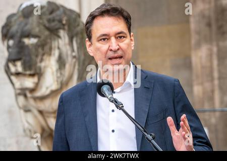 Georg Eisenreich, bayerischer Justizminister, Redner bei Pro-Israel-Demo auf dem Odeonsplatz, München, 18. Febbraio 2024 Deutschland, München, 18. 2024 febbraio, Georg Eisenreich, Redner bei Pro-Israel-Kundgebung auf dem Odeonsplatz, bayerischer Löwe im Hintergrund, Bayern *** Georg Eisenreich, Ministro della giustizia bavarese, relatore alla manifestazione Pro Israel su Odeonsplatz, Monaco di Baviera, 18 febbraio 2024 Germania, Monaco di Baviera, 18 febbraio 2024, Georg Eisenreich, relatore al raduno Pro Israel su Odeonsplatz, leone bavarese sullo sfondo, Baviera Foto Stock