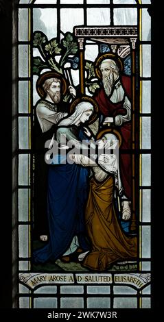 Maria sorse e salutò le vetrate di Elisabetta, St. Augustine's Church, Edgbaston, Birmingham, Regno Unito Foto Stock