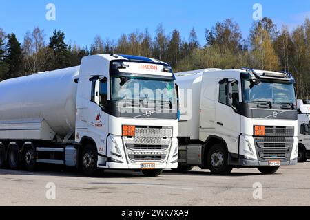 Nuovi camion cisterna Volvo FH bianchi per il trasporto di merci pericolose ADR, 23-1965 idrocarburi e 33-1203 benzina. Salo, Finlandia. 29 aprile 2023. Foto Stock