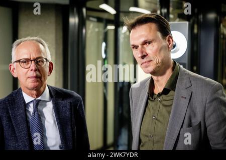 L'AIA - professori Mirko Noordegraaf e Mark Bovens dopo la conversazione con l'informatore Kim Putters. L'informatore ha ricevuto i professori per essere informati sulle varianti alternative dei gabinetti. ANP ROBIN UTRECHT netherlands Out - belgio Out Foto Stock