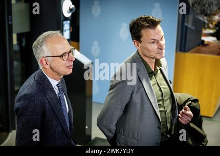 L'AIA - professori Mirko Noordegraaf e Mark Bovens dopo la conversazione con l'informatore Kim Putters. L'informatore ha ricevuto i professori per essere informati sulle varianti alternative dei gabinetti. ANP ROBIN UTRECHT netherlands Out - belgio Out Foto Stock