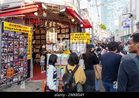 Quartiere Harajuku a Shibuya, Tokyo e la sua famosa via dello shopping Takeshita Dori, dove esistono la cultura giovanile giapponese e negozi alla moda, Giappone, Asia, 2023 Foto Stock