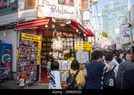 Quartiere Harajuku a Shibuya, Tokyo e la sua famosa via dello shopping Takeshita Dori, dove esistono la cultura giovanile giapponese e negozi alla moda, Giappone, Asia, 2023 Foto Stock