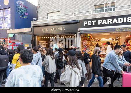 Quartiere Harajuku a Shibuya, Tokyo e la sua famosa via dello shopping Takeshita Dori, dove esistono la cultura giovanile giapponese e negozi alla moda, Giappone, Asia, 2023 Foto Stock