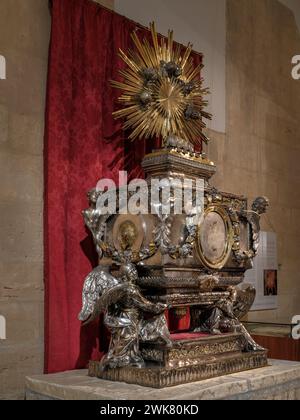 Uno dei manufatti religiosi splendidamente ornati, il "Monumento del giovedì Santo", in mostra nella cattedrale di Orihuela, Alicante, Spagna. Foto Stock