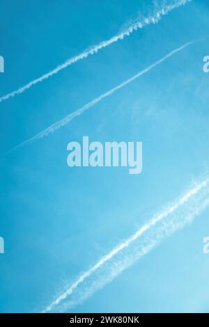 Schema Contrail su un cielo azzurro pulito come sfondo Foto Stock