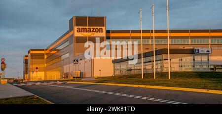 Szczecin,Polonia-febbraio 2024:magazzino e strada del centro logistico Amazon Foto Stock