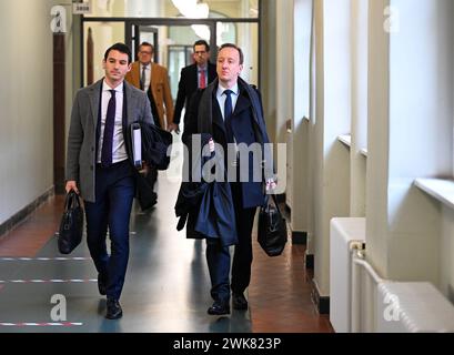 Berlino, Germania. 19 febbraio 2024. Matthias Weidmann (fronte a destra), avvocato di Fredi Bobic, ex amministratore delegato di Hertha BSC, e gli avvocati di Hertha BSC (retro) partecipano all’audizione presso il Tribunale regionale di Berlino II Bobic sta intraprendendo un'azione legale contro il suo licenziamento senza preavviso da parte del club, ma non si è presentato all'udienza. Credito: Soeren Stache/dpa/Alamy Live News Foto Stock