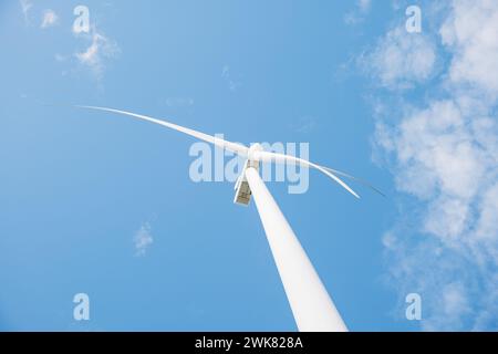 Tra le bellezze naturali, i mulini a vento girano su una fattoria di montagna che genera elettricità pulita Foto Stock