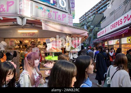 Quartiere Harajuku di Tokyo, moda giapponese e cultura giovanile con negozi funky in via Takeshita Dori, Giappone, Asia, aprile 2023 Foto Stock