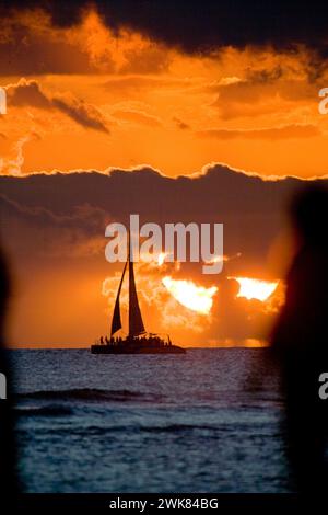 Yacht sagomato contro il tramonto a Magic Island, Honolulu, Hawaii, 09.20.08 Foto Stock