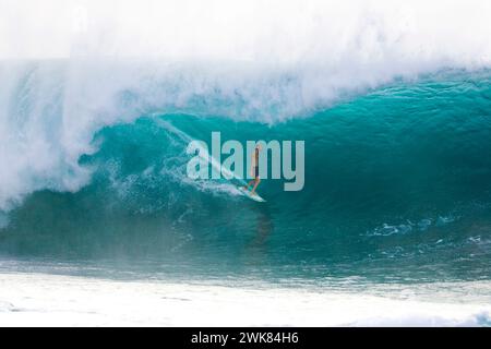 Uomo che naviga al Pipeline, a nord della costa, Foto Stock