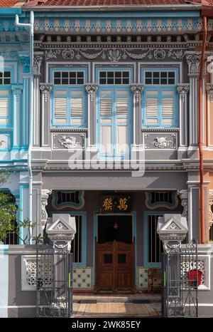 Vecchia e colorata casa grigia Peranakan, nel quartiere di Joo Chiat Foto Stock