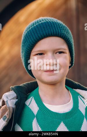 Potrait di un ragazzo sorridente in un cappello Foto Stock