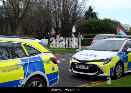 Aztec West Business Park, Bristol, Regno Unito. 19 febbraio 2024. I manifestanti pro Palestine di Extinction Rebellion Wales hanno organizzato un picchetto di pace nella fabbrica di Bristol dell'appaltatore israeliano Elbit Systems UK. Elbit è un'azienda internazionale nata in Israele. C'è una presenza della polizia a questo picchetto di buona natura. Crediti: JMF News/Alamy Live News Foto Stock