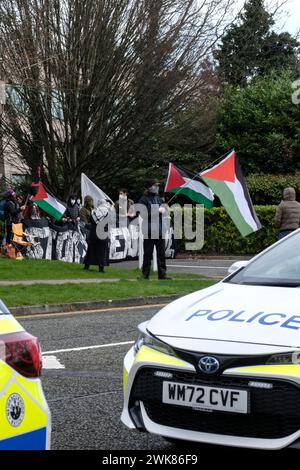 Aztec West Business Park, Bristol, Regno Unito. 19 febbraio 2024. I manifestanti pro Palestine di Extinction Rebellion Wales hanno organizzato un picchetto di pace nella fabbrica di Bristol dell'appaltatore israeliano Elbit Systems UK. Elbit è un'azienda internazionale nata in Israele. C'è una presenza della polizia a questo picchetto di buona natura. Crediti: JMF News/Alamy Live News Foto Stock