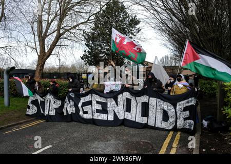 Aztec West Business Park, Bristol, Regno Unito. 19 febbraio 2024. I manifestanti pro Palestine di Extinction Rebellion Wales hanno organizzato un picchetto di pace nella fabbrica di Bristol dell'appaltatore israeliano Elbit Systems UK. Elbit è un'azienda internazionale nata in Israele. C'è una presenza della polizia a questo picchetto di buona natura. Crediti: JMF News/Alamy Live News Foto Stock