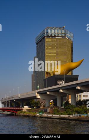 La birreria Asahi si trova sulla riva orientale del fiume Sumida Foto Stock