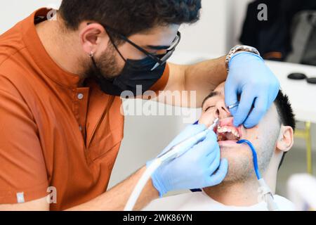 Procedura di sbiancamento dentale esperta in corso Foto Stock