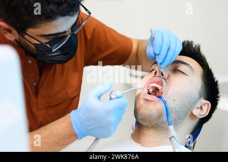 Procedura di sbiancamento dentale esperta in corso Foto Stock
