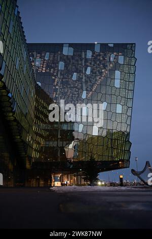Moderno edificio in vetro sotto il cielo blu di notte Foto Stock