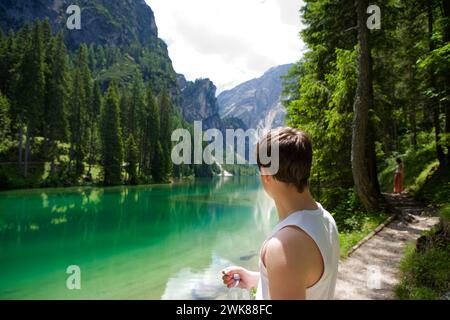 Adolescente a Lago di Braies, Alto Adige, Italia Foto Stock