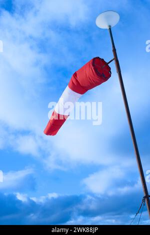 Calza a vento contro un bellissimo cielo blu con belle nuvole Foto Stock